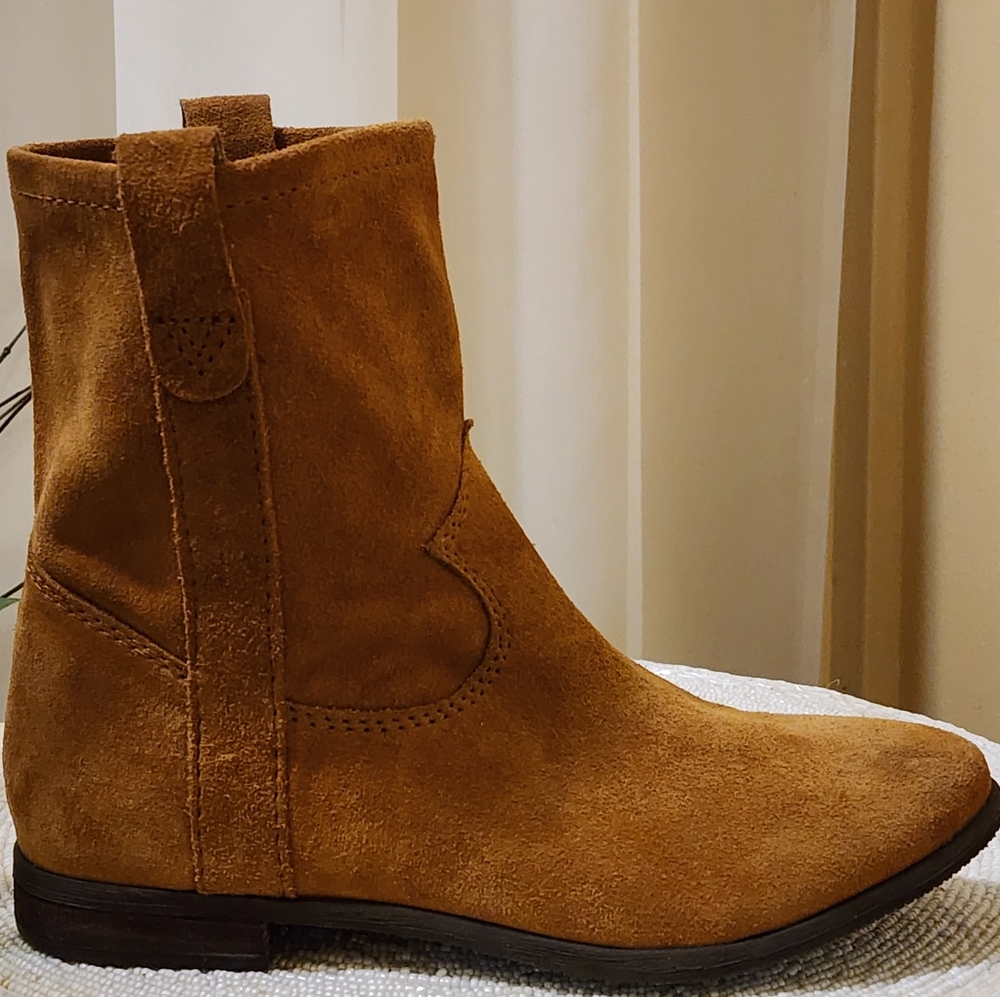 NWT.Vince Camuto Boots 7.5M Western Style Ankle Booties Cogniac Suede Pull On - Picture 2 of 6